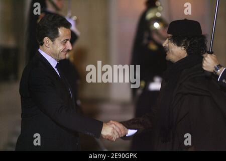 Präsident Nicolas Sarkozy empfängt den libyschen Staatschef Moammar Gadhafi vor einem Abendessen im Elysee-Palast in Paris am 10. Dezember 2007 und einer Unterzeichnungszeremonie. Gadhafi ist auf einem 5-tägigen Staatsbesuch in Frankreich für einen hochkarätigen Besuch, der die Einführung von Multi-Milliarden-Euro-Atomabkommen und Luftverkehrsabkommen einläuten soll. Foto von Abd Rabbo-Mousse/ABACAPRESS.COM Stockfoto