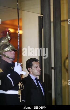 Präsident Nicolas Sarkozy empfängt den libyschen Staatschef Moammar Gadhafi vor einem Abendessen im Elysee-Palast in Paris am 10. Dezember 2007 und einer Unterzeichnungszeremonie. Gadhafi ist auf einem 5-tägigen Staatsbesuch in Frankreich für einen hochkarätigen Besuch, der die Einführung von Multi-Milliarden-Euro-Atomabkommen und Luftverkehrsabkommen einläuten soll. Foto von Abd Rabbo-Mousse/ABACAPRESS.COM Stockfoto