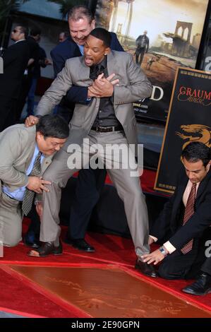 Will Smith Fuß- und Handprint-Zeremonie im Grauman's Chinese Theatre in Hollywood. Los Angeles, CA, USA, 10. Dezember 2007. Foto von Lionel Hahn/ABACAPRESS.COM Stockfoto