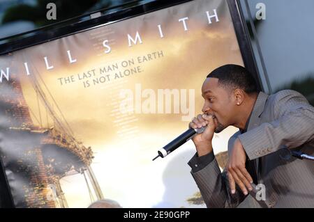 Will Smith Fuß- und Handprint-Zeremonie im Grauman's Chinese Theatre in Hollywood. Los Angeles, CA, USA, 10. Dezember 2007. Foto von Lionel Hahn/ABACAPRESS.COM Stockfoto