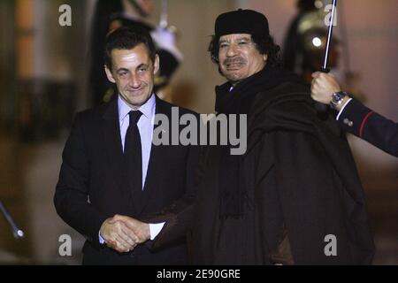 Präsident Nicolas Sarkozy empfängt den libyschen Staatschef Moammar Gadhafi vor einem Abendessen im Elysee-Palast in Paris am 10. Dezember 2007 und einer Unterzeichnungszeremonie. Gadhafi ist auf einem 5-tägigen Staatsbesuch in Frankreich für einen hochkarätigen Besuch, der die Einführung von Multi-Milliarden-Euro-Atomabkommen und Luftverkehrsabkommen einläuten soll. Foto von Abd Rabbo-Mousse/ABACAPRESS.COM Stockfoto