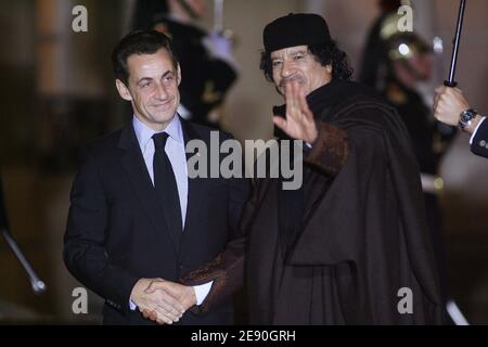 Präsident Nicolas Sarkozy empfängt den libyschen Staatschef Moammar Gadhafi vor einem Abendessen im Elysee-Palast in Paris am 10. Dezember 2007 und einer Unterzeichnungszeremonie. Gadhafi ist auf einem 5-tägigen Staatsbesuch in Frankreich für einen hochkarätigen Besuch, der die Einführung von Multi-Milliarden-Euro-Atomabkommen und Luftverkehrsabkommen einläuten soll. Foto von Abd Rabbo-Mousse/ABACAPRESS.COM Stockfoto