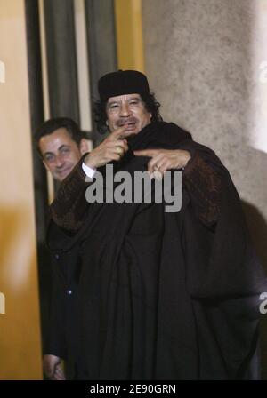 Präsident Nicolas Sarkozy empfängt den libyschen Staatschef Moammar Gadhafi vor einem Abendessen im Elysee-Palast in Paris am 10. Dezember 2007 und einer Unterzeichnungszeremonie. Gadhafi ist auf einem 5-tägigen Staatsbesuch in Frankreich für einen hochkarätigen Besuch, der die Einführung von Multi-Milliarden-Euro-Atomabkommen und Luftverkehrsabkommen einläuten soll. Foto von Abd Rabbo-Mousse/ABACAPRESS.COM Stockfoto