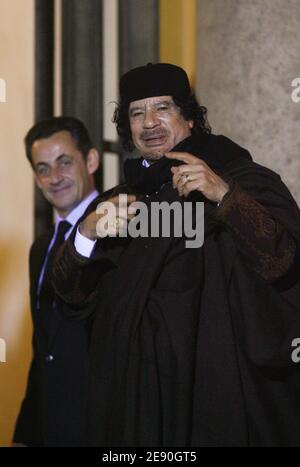 Präsident Nicolas Sarkozy empfängt den libyschen Staatschef Moammar Gadhafi vor einem Abendessen im Elysee-Palast in Paris am 10. Dezember 2007 und einer Unterzeichnungszeremonie. Gadhafi ist auf einem 5-tägigen Staatsbesuch in Frankreich für einen hochkarätigen Besuch, der die Einführung von Multi-Milliarden-Euro-Atomabkommen und Luftverkehrsabkommen einläuten soll. Foto von Abd Rabbo-Mousse/ABACAPRESS.COM Stockfoto