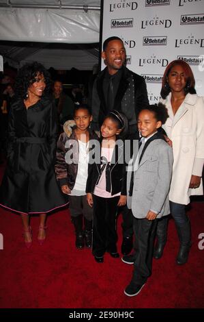 Die Schauspieler Jada Pinkett Smith, Jaden Smith, Willow Smith, will Smith und Gäste besuchen die Warner Brothers' Premiere von 'I am Legend' im WaMu Theater im Madison Square Garden in New York City, NY, USA am 11. Dezember 2007. Foto von Gregorio Binuya/ABACAPRESS.COM Stockfoto