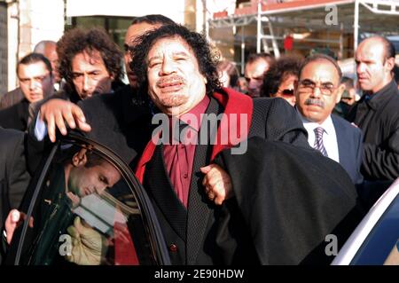 Der libysche Führer Moammar Gadhafi verlässt das Ritz Hotel nach einer Pressekonferenz im Ritz Hotel in Paris, Frankreich, mit dem Präsidenten des Algerienkomitees der Medef International (Französische Arbeitgeberunion) Yves-Thibault de Silguyon am 12. Dezember 2007. Foto von ABACAPRESS.COM Stockfoto