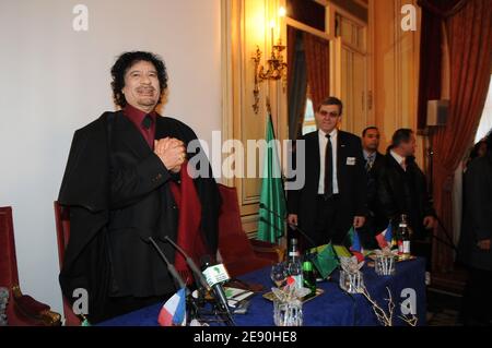 Der Präsident des Algerienkomitees der Medef International (Französische Arbeitgeberunion) Yves-Thibault de Silguy und der libysche Führer Moammar Gadhafi nehmen am 12. Dezember 2007 an einer Pressekonferenz im Ritz Hotel in Paris Teil. Foto von ABACAPRESS.COM Stockfoto