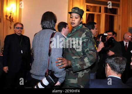 Der Präsident des Algerienkomitees der Medef International (Französische Arbeitgeberunion) Yves-Thibault de Silguy und der libysche Führer Moammar Gadhafi nehmen am 12. Dezember 2007 an einer Pressekonferenz im Ritz Hotel in Paris Teil. Foto von ABACAPRESS.COM Stockfoto