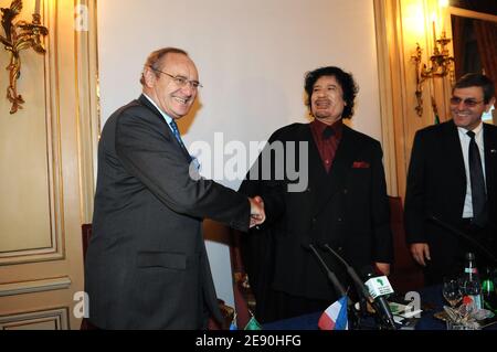 Der Präsident des Algerienkomitees der Medef International (Französische Arbeitgeberunion) Yves-Thibault de Silguy und der libysche Führer Moammar Gadhafi nehmen am 12. Dezember 2007 an einer Pressekonferenz im Ritz Hotel in Paris Teil. Foto von ABACAPRESS.COM Stockfoto