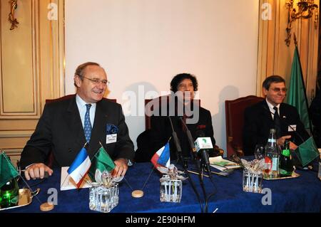 Der Präsident des Algerienkomitees der Medef International (Französische Arbeitgeberunion) Yves-Thibault de Silguy und der libysche Führer Moammar Gadhafi nehmen am 12. Dezember 2007 an einer Pressekonferenz im Ritz Hotel in Paris Teil. Foto von ABACAPRESS.COM Stockfoto