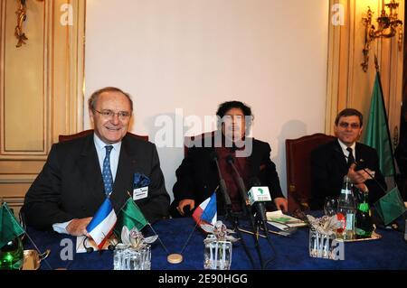 Der Präsident des Algerienkomitees der Medef International (Französische Arbeitgeberunion) Yves-Thibault de Silguy und der libysche Führer Moammar Gadhafi nehmen am 12. Dezember 2007 an einer Pressekonferenz im Ritz Hotel in Paris Teil. Foto von ABACAPRESS.COM Stockfoto