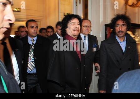 Der Präsident des Algerienkomitees der Medef International (Französische Arbeitgeberunion) Yves-Thibault de Silguy und der libysche Führer Moammar Gadhafi nehmen am 12. Dezember 2007 an einer Pressekonferenz im Ritz Hotel in Paris Teil. Foto von ABACAPRESS.COM Stockfoto