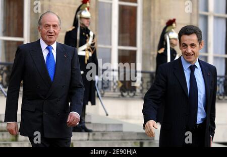 Der französische Präsident Nicolas Sarkozy begrüßt den spanischen König Juan Carlos vor einem Mittagessen am 12. Dezember 2007 in Paris im Elysee-Palast. Foto von Christophe Guibbaud/ABACAPRESS.COM Stockfoto