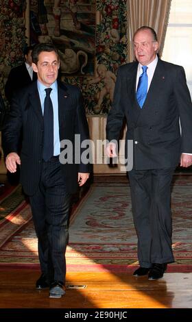 Der französische Präsident Nicolas Sarkozy begrüßt den spanischen König Juan Carlos vor einem Mittagessen am 12. Dezember 2007 in Paris im Elysee-Palast. Foto von Pool/ABACAPRESS.COM Stockfoto