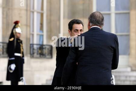 Der französische Präsident Nicolas Sarkozy begrüßt den spanischen König Juan Carlos vor einem Mittagessen am 12. Dezember 2007 in Paris im Elysee-Palast. Foto von Christophe Guibbaud/ABACAPRESS.COM Stockfoto