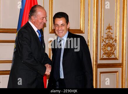 Der französische Präsident Nicolas Sarkozy begrüßt den spanischen König Juan Carlos vor einem Mittagessen am 12. Dezember 2007 in Paris im Elysee-Palast. Foto von Pool/ABACAPRESS.COM Stockfoto