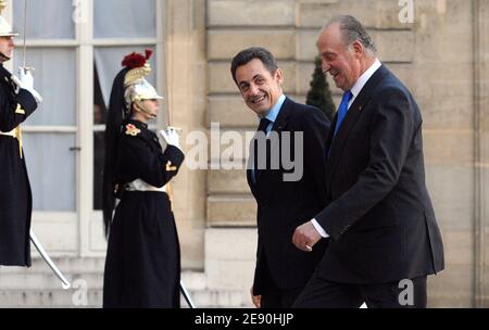 Der französische Präsident Nicolas Sarkozy begrüßt den spanischen König Juan Carlos vor einem Mittagessen am 12. Dezember 2007 in Paris im Elysee-Palast. Foto von Christophe Guibbaud/ABACAPRESS.COM Stockfoto