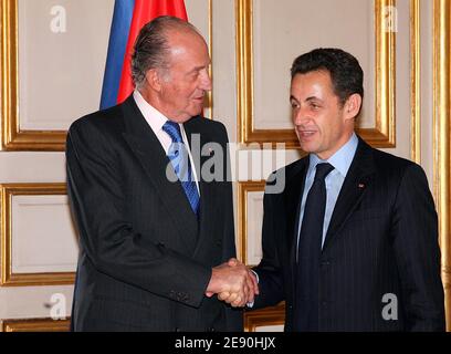 Der französische Präsident Nicolas Sarkozy begrüßt den spanischen König Juan Carlos vor einem Mittagessen am 12. Dezember 2007 in Paris im Elysee-Palast. Foto von Pool/ABACAPRESS.COM Stockfoto