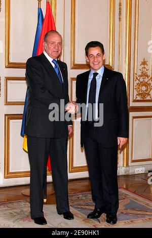 Der französische Präsident Nicolas Sarkozy begrüßt den spanischen König Juan Carlos vor einem Mittagessen am 12. Dezember 2007 in Paris im Elysee-Palast. Foto von Pool/ABACAPRESS.COM Stockfoto