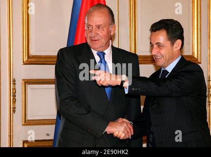 Der französische Präsident Nicolas Sarkozy begrüßt den spanischen König Juan Carlos vor einem Mittagessen am 12. Dezember 2007 in Paris im Elysee-Palast. Foto von Pool/ABACAPRESS.COM Stockfoto