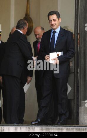 Der französische Präsident Nicolas Sarkozy begrüßt den spanischen König Juan Carlos vor einem Mittagessen am 12. Dezember 2007 in Paris im Elysee-Palast. Foto von Christophe Guibbaud/ABACAPRESS.COM Stockfoto