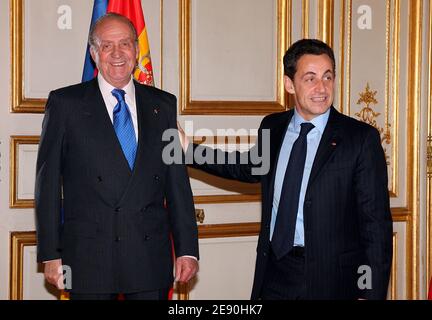 Der französische Präsident Nicolas Sarkozy begrüßt den spanischen König Juan Carlos vor einem Mittagessen am 12. Dezember 2007 in Paris im Elysee-Palast. Foto von Pool/ABACAPRESS.COM Stockfoto