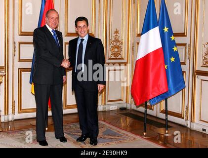 Der französische Präsident Nicolas Sarkozy begrüßt den spanischen König Juan Carlos vor einem Mittagessen am 12. Dezember 2007 in Paris im Elysee-Palast. Foto von Pool/ABACAPRESS.COM Stockfoto