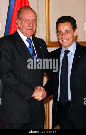 Der französische Präsident Nicolas Sarkozy begrüßt den spanischen König Juan Carlos vor einem Mittagessen am 12. Dezember 2007 in Paris im Elysee-Palast. Foto von Pool/ABACAPRESS.COM Stockfoto