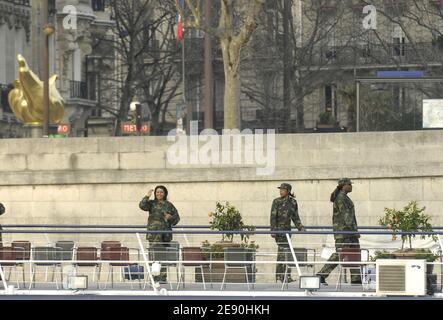 Der libysche Führer Moammar Gadhafi genießt die Szenerie, indem er sein Gefolge, darunter einige weibliche Leibwächter "Amazone", für eine Kreuzfahrt auf der seine in Paris, Frankreich, am 12. Dezember 2007 mitnimmt. Die Delegation bestieg das Boot vor der 'Francois Mitterrand Public Library', im Osten der französischen Hauptstadt, um den ganzen Westen am Fuße des Eiffelturms zu fahren... Foto von ABACAPRESS.COM Stockfoto