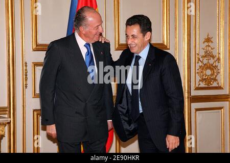 Der französische Präsident Nicolas Sarkozy begrüßt den spanischen König Juan Carlos vor einem Mittagessen am 12. Dezember 2007 in Paris im Elysee-Palast. Foto von Pool/ABACAPRESS.COM Stockfoto