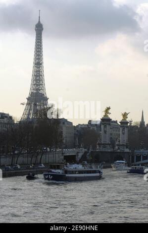 Der libysche Führer Moammar Gadhafi genießt die Szenerie, indem er sein Gefolge, einschließlich einiger weiblicher Leibwächter, am 12. Dezember 2007 zu einer Kreuzfahrt auf der seine in Paris, Frankreich, mitnimmt. Die Delegation bestieg das Boot vor der 'Francois Mitterrand Public Library', im Osten der französischen Hauptstadt, um den ganzen Westen am Fuße des Eiffelturms zu fahren... Foto von ABACAPRESS.COM Stockfoto