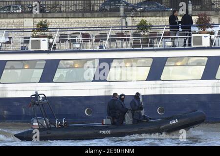 Der libysche Führer Moammar Gadhafi genießt die Szenerie, indem er sein Gefolge, einschließlich einiger weiblicher Leibwächter, am 12. Dezember 2007 zu einer Kreuzfahrt auf der seine in Paris, Frankreich, mitnimmt. Die Delegation bestieg das Boot vor der 'Francois Mitterrand Public Library', im Osten der französischen Hauptstadt, um den ganzen Westen am Fuße des Eiffelturms zu fahren... Foto von ABACAPRESS.COM Stockfoto