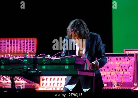 Der französische Musiker Jean-Michel Jarre spielt am 12. Dezember 2007 live im Theater Marigny in Paris. Foto von Giancarlo Gorassini/ABACAPRESS.COM Stockfoto