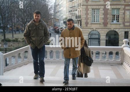 Jean-Hugues (R), Vater und Stephane Colonna (L), Bruder des mutmaßlichen Schützen Yvan Colonna, warten am letzten Tag des Prozesses von Colonna in Paris, Frankreich, am 13. Dezember 2007 auf das Urteil vor einem Sondergericht. Yvan Colonna wird beschuldigt, am 6. Februar 1998 in Ajaccio den ehemaligen Präfekten von Korsika, Claude Erignac, Frankreichs obersten Regierungsvertreter auf Korsika, getötet zu haben. Foto von Mousse/ABACAPRESS.COM Stockfoto