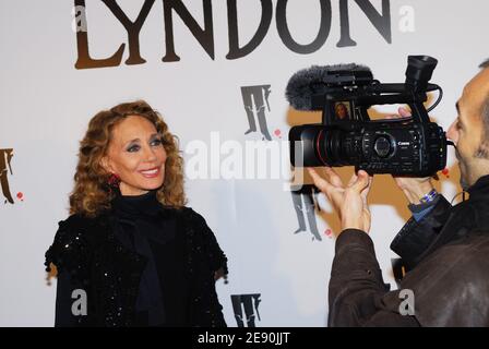 Marisa Berenson nimmt am 13. Dezember 2007 an der Vorführung von Barry Lindon unter der Regie von Stanley Kubrick im Max Linder Theater in Paris Teil. Foto von Helder Januario/ABACAPRESS.COM Stockfoto