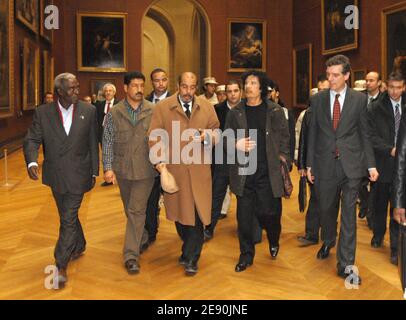 Der libysche Staatschef Moammar Gadhafi sieht sich Gemälde an, während er das Louvre-Museum während seines umstrittenen sechstägigen Besuchs in Paris am 13. Dezember 2007 besucht. Foto von Chesnot-Stevens/Pool/ABACAPRESS.COM Stockfoto