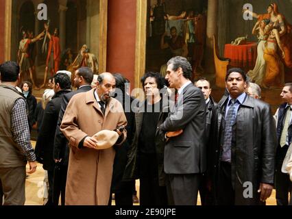 Der libysche Staatschef Moammar Gadhafi sieht sich Gemälde an, während er das Louvre-Museum während seines umstrittenen sechstägigen Besuchs in Paris am 13. Dezember 2007 besucht. Foto von Chesnot-Stevens/Pool/ABACAPRESS.COM Stockfoto
