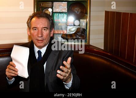 Francois Bayrou, Frankreichs besiegter zentristischer Präsidentschaftskandidat, trifft sich mit Aktivisten und beantwortet die Fragen von Journalisten über die Kommunalwahlen in Bordeaux, Frankreich, am 13. Dezember 2007. Foto von Patrick Bernard/ABACAPRESS.COM Stockfoto