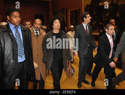 Der libysche Staatschef Moammar Gadhafi sieht sich Gemälde an, während er das Louvre-Museum während seines umstrittenen sechstägigen Besuchs in Paris am 13. Dezember 2007 besucht. Foto von Chesnot-Stevens/Pool/ABACAPRESS.COM Stockfoto