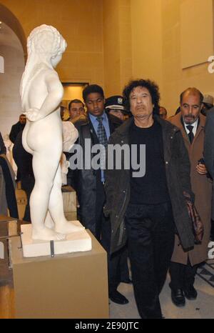 Der libysche Führer Moammar Gadhafi betrachtet Statuen, während er das Louvre-Museum während seines umstrittenen sechstägigen Besuchs in Paris, Frankreich, am 13. Dezember 2007 besucht. Foto von Chesnot-Stevens/Pool/ABACAPRESS.COM Stockfoto