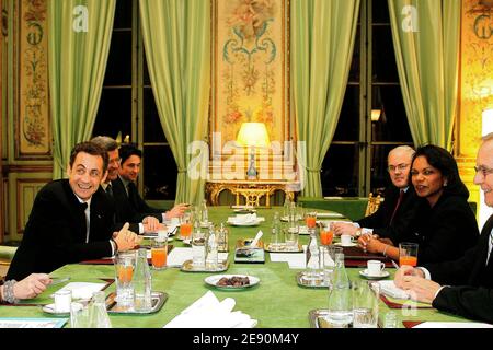 Frankreichs Präsident Nicolas Sarkozy (L) trifft sich am 17. Dezember 2007 mit der US-Außenministerin Condoleezza Rice (R) zu Gesprächen im Elysee-Palast in Paris. Foto von Mehdi Taamallah/ABACAPRESS.COM Stockfoto