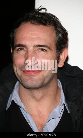 Der französische Schauspieler Jean Dujardin posiert während der 2. Raimu-Preisverleihung, die am 17. Dezember 2007 im Espace Pierre Cardin in Paris, Frankreich, stattfand. Foto von Denis Guignebourg/ABACAPRESS.COM Stockfoto