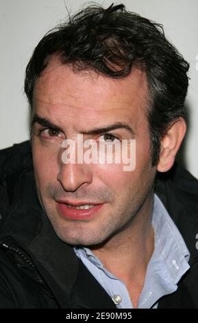 Der französische Schauspieler Jean Dujardin posiert während der 2. Raimu-Preisverleihung, die am 17. Dezember 2007 im Espace Pierre Cardin in Paris, Frankreich, stattfand. Foto von Denis Guignebourg/ABACAPRESS.COM Stockfoto