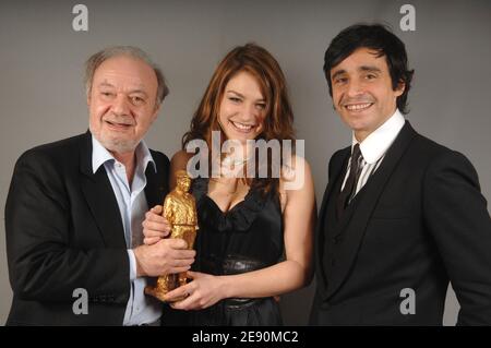 Der französische Regisseur und Produzent Claude Berri (L), die Schauspielerin Emilie Dequenne (C) und Ariel Wizman posieren für unseren Fotografen nach der Preisverleihung des Prix Raimu, die am 17. Dezember 2007 im Pierre Cardin Theater in Paris, Frankreich, stattfand. Die "Raimu Awards" zeichnen die besten französischen Comicschauspieler, Regisseure und Produzenten des Jahres aus. Foto von Christophe Guibbaud/ABACAPRESS.COM Stockfoto