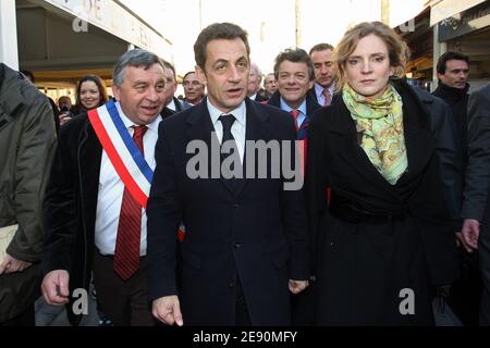 Frankreichs Präsident Nicolas Sarkozy, umgeben von Saintes Maries de la Mer Bürgermeister Roland Chassain und Nathalie Kosciusko-Morizet, kommt am 18. Dezember 2007 im Rathaus von Saintes-Maries-de-la-Mer an, während eines Besuchs zu Umweltfragen in der südfranzösischen Camargue. Foto von Philippe Laurenson/ABACAPRESS.COM Stockfoto