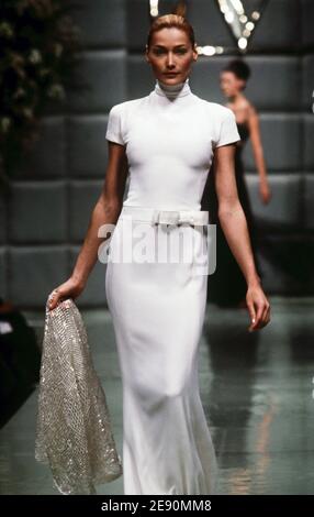 Filebild von Carla Bruni gesehen auf dem Laufsteg für Valentino Frühjahr-Sommer 1996 Haute Couture Kollektion Show. Bruni wurde jetzt Sänger wird bis heute Präsident Nicolas Sarkozy berichtet. Foto von Java/ABACAPRESS.COM Stockfoto