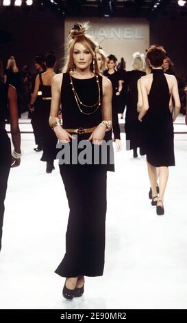 Filebild von Carla Bruni auf dem Laufsteg für die Chanel Ready-to-Wear Herbst/Winter 1995-96 Kollektion Präsentation. Bruni wurde jetzt Sänger wird bis heute Präsident Nicolas Sarkozy berichtet. Foto von Java/ABACAPRESS.COM Stockfoto