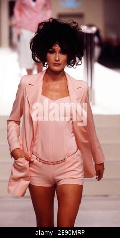 Filebild von Carla Bruni auf dem Laufsteg für Chanel Ready-to-Wear Frühjahr-Sommer 1997 Kollektion Präsentation. Bruni wurde jetzt Sänger wird bis heute Präsident Nicolas Sarkozy berichtet. Foto von Java/ABACAPRESS.COM Stockfoto