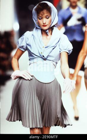 Filebild von Carla Bruni gesehen auf dem Laufsteg für Westwood Ready-to-Wear Frühjahr-Sommer 1995 Kollektion Präsentation. Bruni wurde jetzt Sänger wird bis heute Präsident Nicolas Sarkozy berichtet. Foto von Java/ABACAPRESS.COM Stockfoto