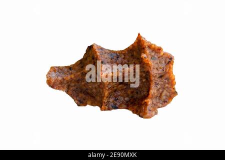 Traditionelle Lebensmittel Cig Kofte ist auf isolierten weißen Hintergrund. Ein Stück Cig kofte. Stockfoto
